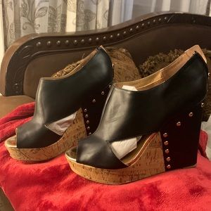 Beautiful wedge shoes size 10
